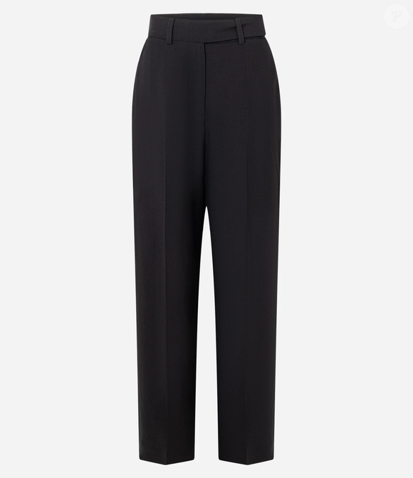 Com pegada oversized e tecido leve, a aposta da Renner entrega um visual sofisticado inspirado nas tendências clássicas do guarda-roupa feminino. A peça custa R$ 125,90