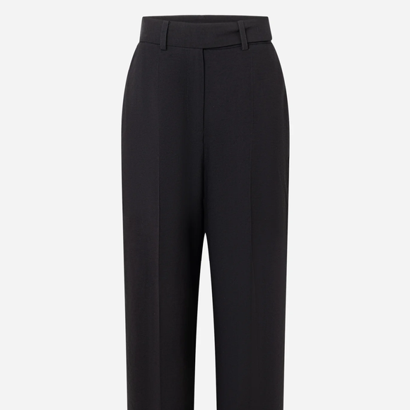 Com pegada oversized e tecido leve, a aposta da Renner entrega um visual sofisticado inspirado nas tendências clássicas do guarda-roupa feminino. A peça custa R$ 125,90