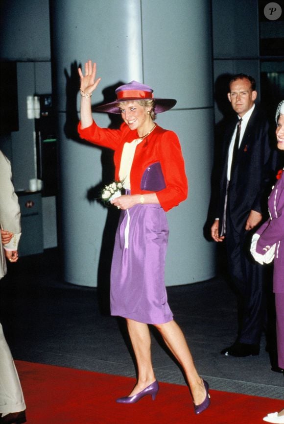 Do roxo uva ao vermelho tomate, a moda aposta em combinações vibrantes para quebrar a sobriedade do inverno. A tendência 'tomato grape' apareceu em diferentes interpretações nas passarelas de Prada, Celine, Chloé e Valentino e também já foi utilizada por Lady Di