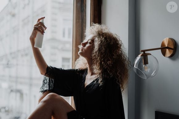 A tendência dos perfumes capilares acompanha o crescimento do mercado de hair & body mists e amplia as possibilidades de perfumação, permitindo explorar diferentes fragrâncias e combinações ao longo do dia