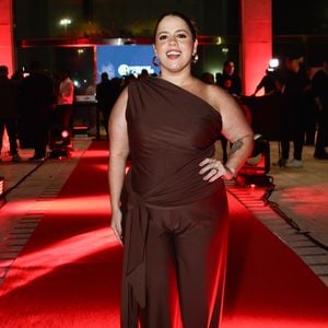 Também presente na premiação, Tati Machado apostou em uma produção elegante para atravessar o tapete vermelho do evento. A apresentadora surgiu com um vestido longo de modelagem ajustada que valorizava a silhueta e reforçava a atmosfera sofisticada da noite