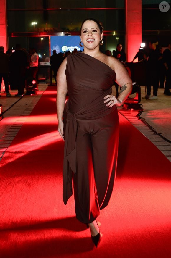 Também presente na premiação, Tati Machado apostou em uma produção elegante para atravessar o tapete vermelho do evento. A apresentadora surgiu com um vestido longo de modelagem ajustada que valorizava a silhueta e reforçava a atmosfera sofisticada da noite