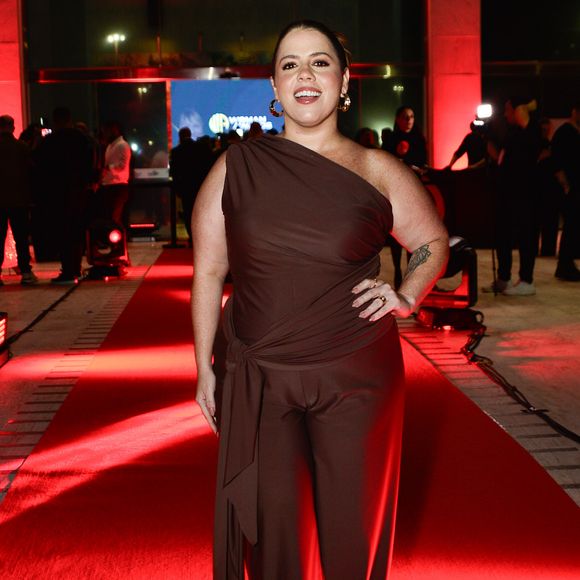 Também presente na premiação, Tati Machado apostou em uma produção elegante para atravessar o tapete vermelho do evento. A apresentadora surgiu com um vestido longo de modelagem ajustada que valorizava a silhueta e reforçava a atmosfera sofisticada da noite