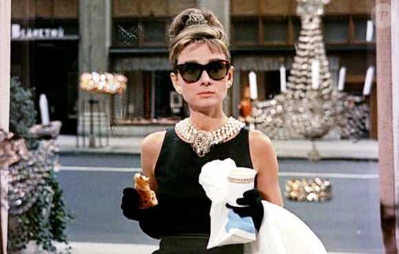 Audrey Hepburn eternizou o glamour de 'Bonequinha de Luxo' e se tornou referência de elegância, com um estilo que atravessou gerações e continua inspirando produções sofisticadas