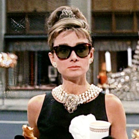Audrey Hepburn eternizou o glamour de 'Bonequinha de Luxo' e se tornou referência de elegância, com um estilo que atravessou gerações e continua inspirando produções sofisticadas