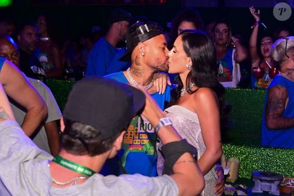 Neymar e Bruna Biancardi trocaram beijo em camarote