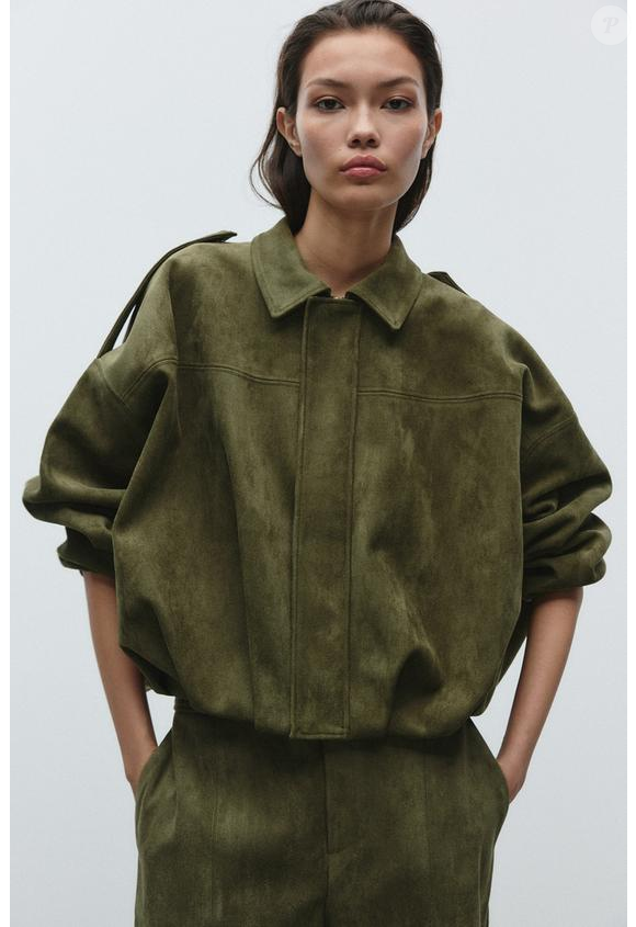 Originalmente lançado pela Zara por R$ 519,00 em um tom bege marcante, esgotou em tempo recorde, o que reforça o desejo das fashionistas em torno da camurça