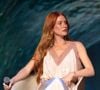 O vestido escolhido por Marina Ruy Barbosa tem comprimento longo, acabamento acetinado e decote ousado com renda, características que reforçam a proposta sofisticada e romântica do visual usado pela atriz