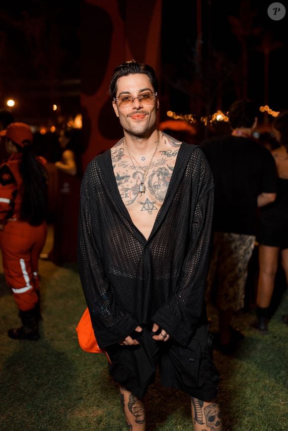 Gui Araújo apostou em uma saída de praia e deixou tatuagens à mostra