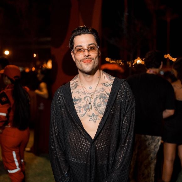 Gui Araújo apostou em uma saída de praia e deixou tatuagens à mostra