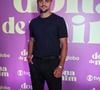 Simpático, Felipe Simas compareceu ao lançamento de Dona de Mim, nova novela das sete