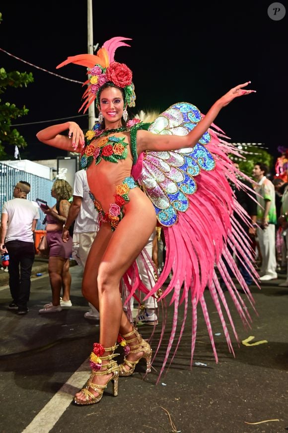 Alane Dias surgiu colorida e exuberante em fantasia que representava borboleta azul da Amazônia da lenda da cabocla Jarina