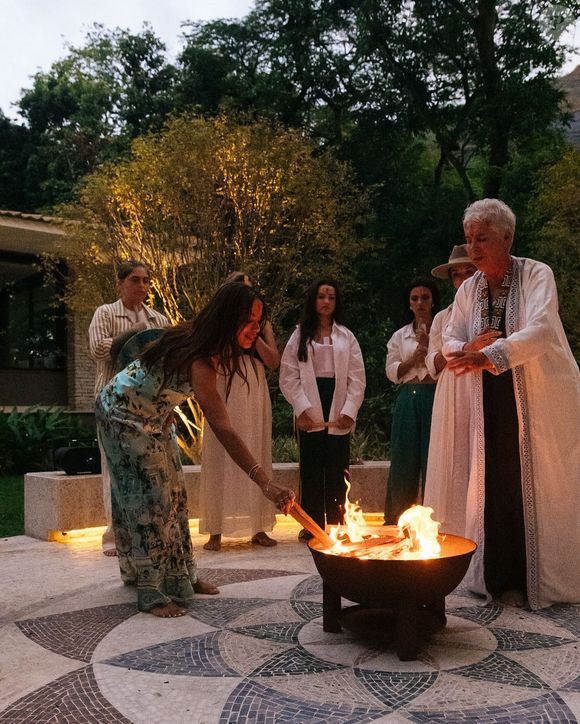 Anitta assina o prefácio e narra meditações do livro que promete reorganizar emoções e fortalecer a presença