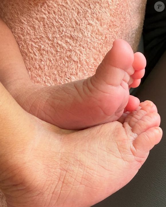 Pézinhos de Zuri, primeira filha de Ludmilla e Brunna Gonçalves