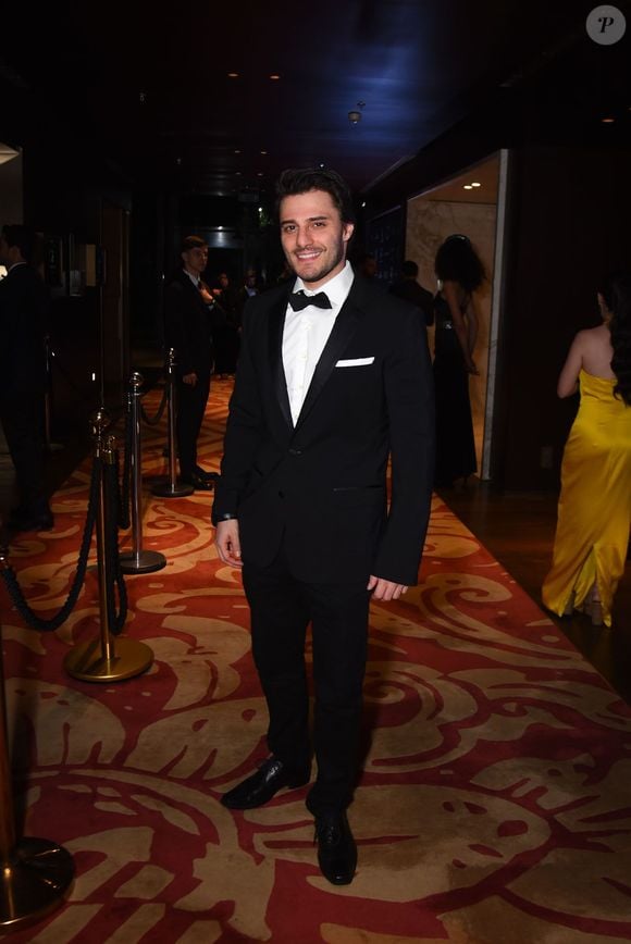 Hugo Bonemer escolheu o clássico smoking preto, combinado com camisa branca, gravata borboleta e lenço no bolso