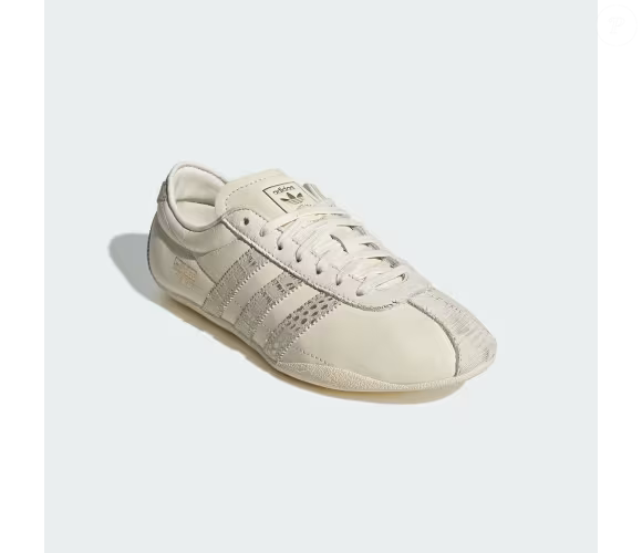 O Adidas Tokyo também pode entrar nas produções de meia-estação, combinado com peças como trench coats e jaquetas. A cor creme de nata cria um contraste interessante com tons como verde-militar, marrom e bege