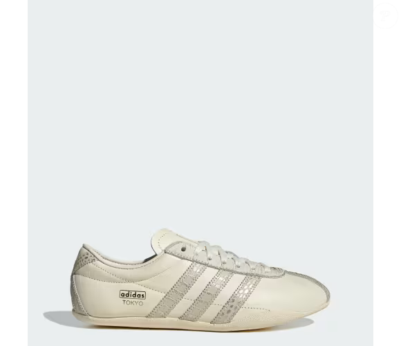 Com fechamento por cadarços, forro sintético e solado de borracha, o Adidas Tokyo combina elementos funcionais com um design de inspiração retrô. Na cor creme de nata, o modelo pode ser incorporado a diferentes produções urbanas