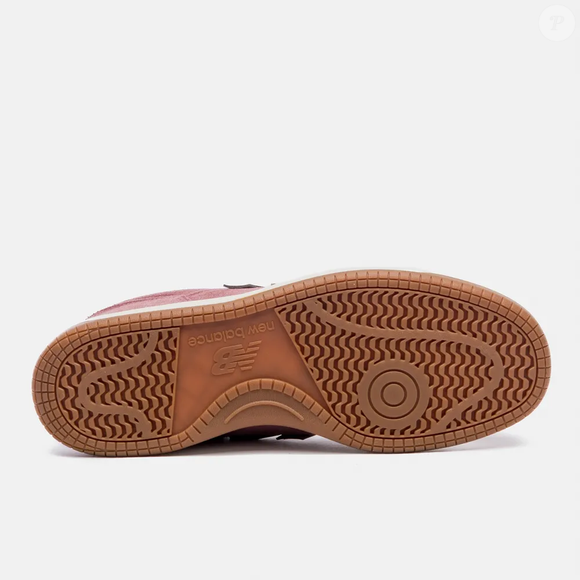 Segundo a descrição oficial da marca, o 480 Low é uma releitura de um clássico atemporal da New Balance, com design limpo e proporções equilibradas.