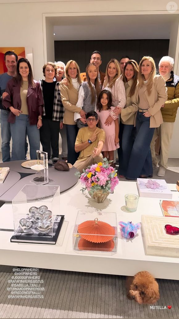 Ticiane Pinheiro reuniu o marido César Tralli, as filhas Rafaella Justus e Manuella, os pais e mais familiares em sua comemoração