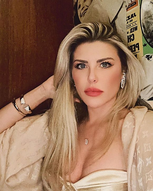 Mais tarde, Iris explicou o motivo da aparência e revelou que se submeteu a um procedimento cirúrgico.