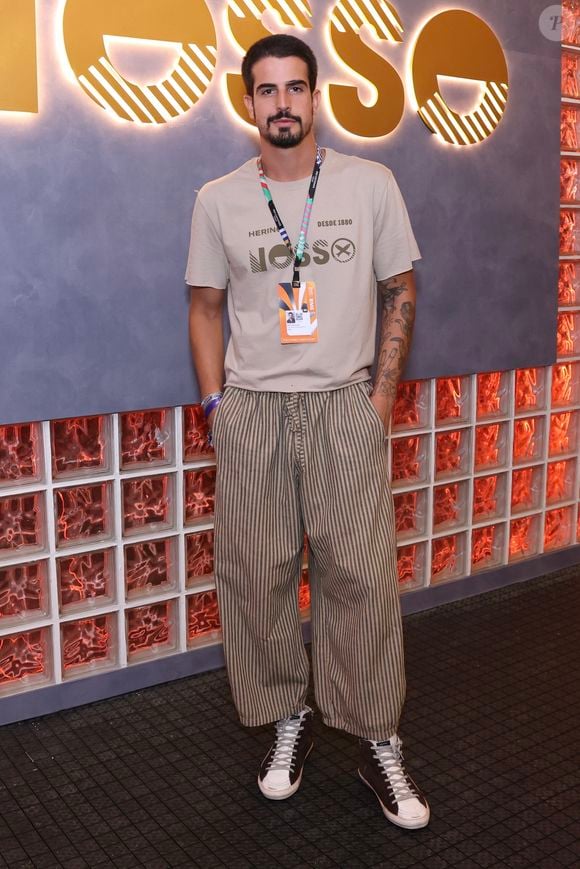 Enzo Celulari mostrou todo seu estilo com um abadá e calça listrada diferentona