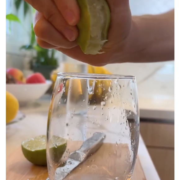 O primeiro ingrediente do chá de Gisele Bündchen é o limão espremido