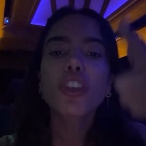 Ao comentar a disputa pelo governo do Rio de Janeiro, Anitta criticou o momento da decisão da Justiça Eleitoral: "Por que que vocês não decidiram que o cara não podia entrar nas eleições no sábado?"