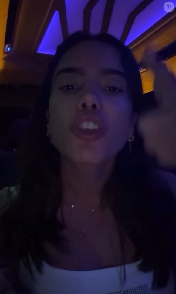 Ao comentar a disputa pelo governo do Rio de Janeiro, Anitta criticou o momento da decisão da Justiça Eleitoral: "Por que que vocês não decidiram que o cara não podia entrar nas eleições no sábado?"