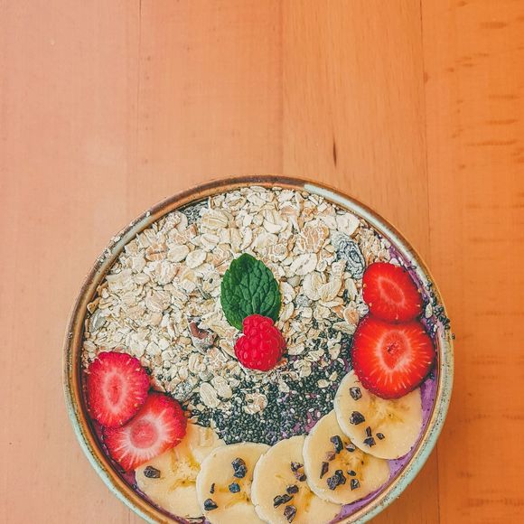 Além de colaborar para o funcionamento do intestino, a aveia também ajuda a reduzir os níveis de colesterol em até 10%