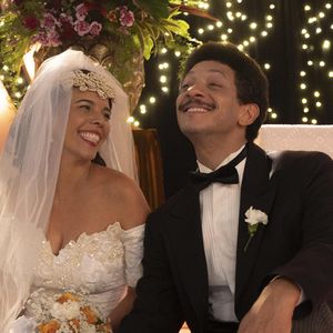 Jacira (Flávia Reis) e Sergio (Sergio Kauffmann) se casam no final de 'Garota do Momento'