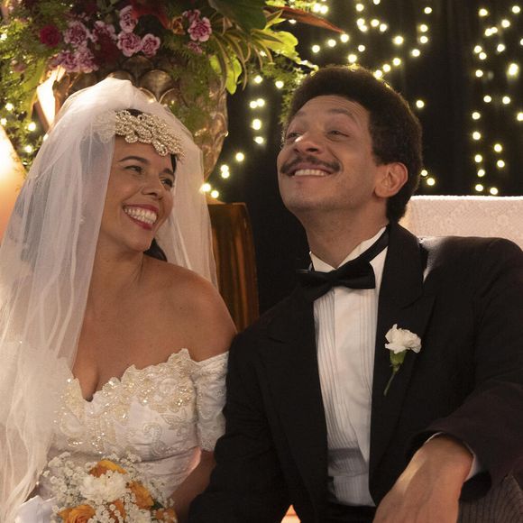 Jacira (Flávia Reis) e Sergio (Sergio Kauffmann) se casam no final de 'Garota do Momento'