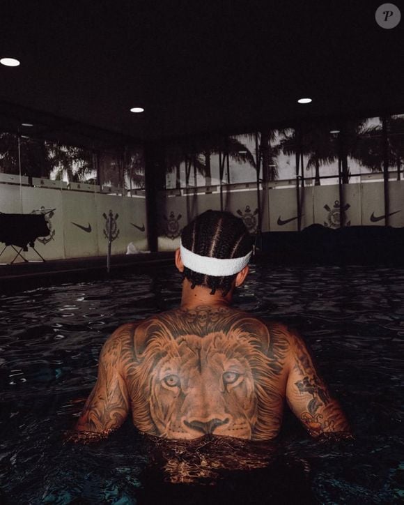 Jogador da Holanda na Copa 2026, Memphis Depay tem uma grante tatuagem nas costas