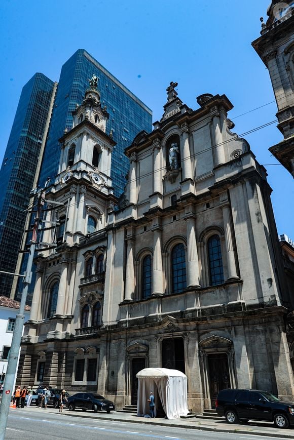 Segundo informações históricas reunidas pelo jornal O Globo e citadas pelo Purepeople, a Igreja Nossa Senhora do Carmo da Antiga Sé, escolhida para o casamento de Giulia Be e Conor Kennedy, recebeu a união da princesa Isabel com o príncipe Gastão de Orléans, o conde d'Eu, em 15 de outubro de 1864. Na época, o templo era conhecido como Capela Imperial e sediava importantes cerimônias da monarquia brasileira