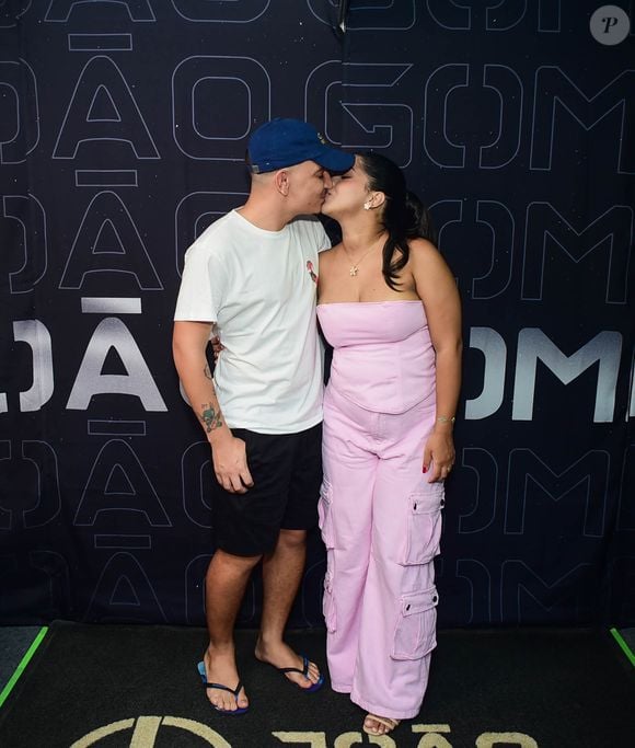 Mulher de João Gomes, Ary Mirelle elegeu conjunto all pink grifado para gravação de novo DVD do cantor, nos Arcos da Lapa, centro do Rio, em 26 de outubro de 2025