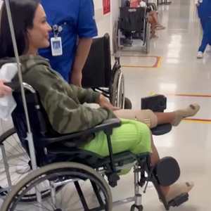 Depois de mostrar o inchaço, Gracyanne Barbosa deu entrada em um hospital de cadeira de rodas