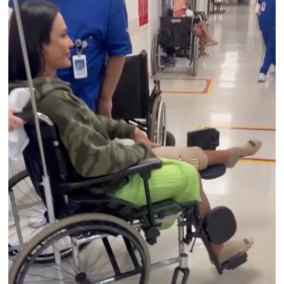 Depois de mostrar o inchaço, Gracyanne Barbosa deu entrada em um hospital de cadeira de rodas