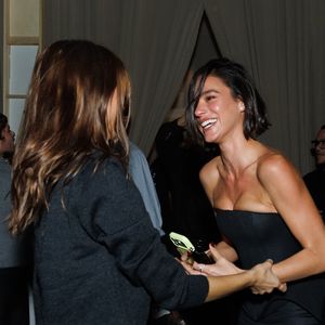 Conhecida pelo estilo sofisticado e referências 'aesthetic', Bruna Marquezine voltou a chamar atenção ao surgir com uma câmera vintage durante o desfile da amiga Sasha Meneghel, reforçando a tendência retrô entre celebridades