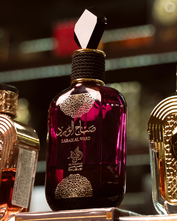 O primeiro impacto vem logo nas notas de topo, dominadas por flores brancas elegantes e bem trabalhadas.