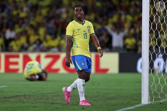Enquanto Nike, Adidas, Puma e New Balance apostam no rosa para destacar seus atletas na Copa de 2026, um modelo da Adidas leva a tendência para as ruas e promete ser o companheiro perfeito das calças jeans largas