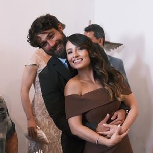 André Luiz Frambach também estava envolvido na cinebiografia de Carmen Miranda. Segundo a equipe de Larissa Manoela, o ator havia sido convidado para o elenco antes mesmo da atriz