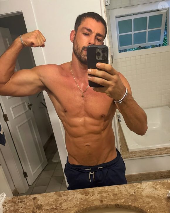 Cauã Reymond é adepto à prática de atividades físicas.