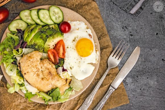 Abacate combina muito com saladas, em especial o pepino, alface, rúcula, tomate cereja e um queijo frescal suave