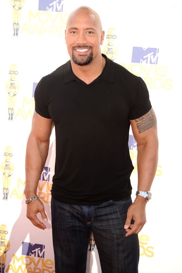 Dwayne Johnson também já deixou a barba no estilo cavanhaque, que deixou sua aparência diferente
