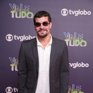 Thiago Martins marcou presença na festa de lançamento de 'Vale Tudo'