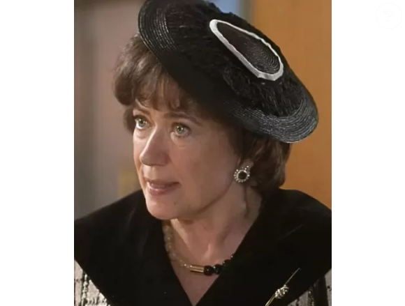 Final de Maristela em ‘Garota do Momento’: vilã vira empregada na mansão.