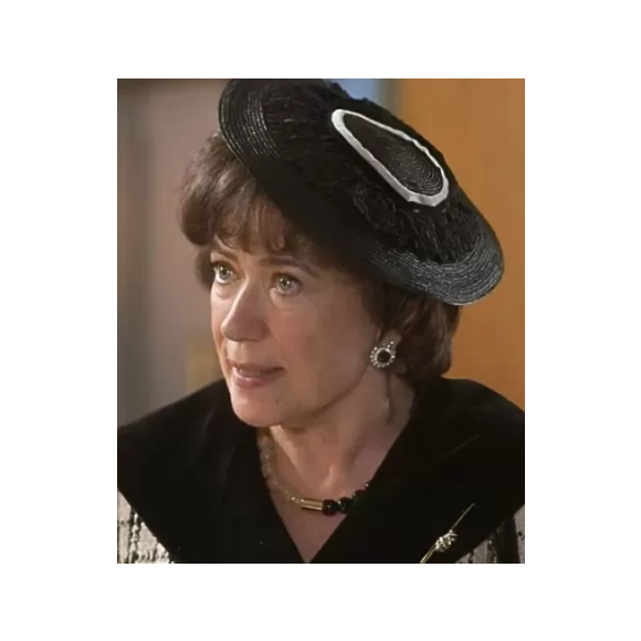 Final de Maristela em ‘Garota do Momento’: vilã vira empregada na mansão.