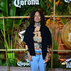 Show da Lady Gaga no Rio: look de Vitão foi composto por calça jeans e uma camiseta diferentona