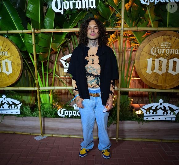 Show da Lady Gaga no Rio: look de Vitão foi composto por calça jeans e uma camiseta diferentona