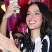 Parece um look básico, mas a bolsa custa R$ 18 mil: Bruna Marquezine desembarca em Salvador para Carnaval com Shawn Mendes com conjunto comfy