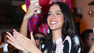 Parece um look básico, mas a bolsa custa R$ 18 mil: Bruna Marquezine desembarca em Salvador para Carnaval com Shawn Mendes com conjunto comfy